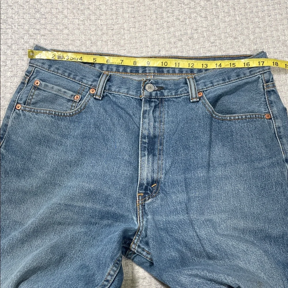 Levis 550 Relaxed Fit Tapered Vintage 2002 Mens Size 36x32 Women’s Unisex